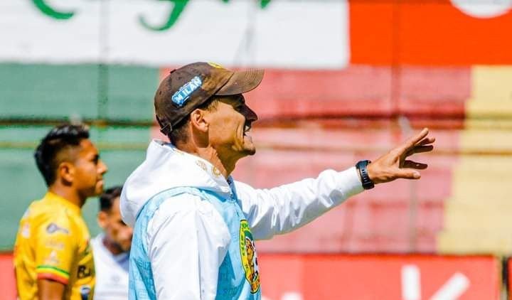 Juan Manuel Cavallo da indicaciones con la ropa de Deportivo Marquense
