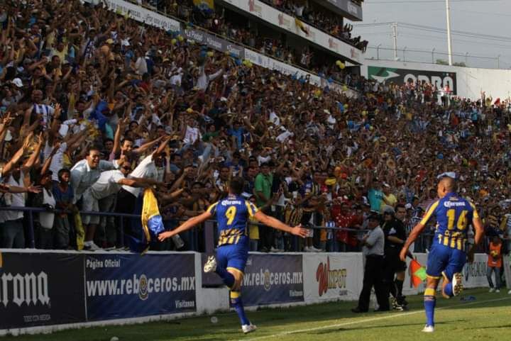 Festejo de gol con la camiseta número 9 de La Piedad, frente a la tribuna